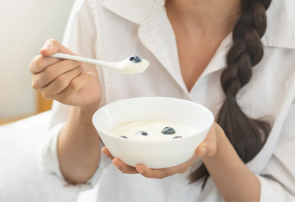 Femme suivant une alimentation molle après une greffe de gencive