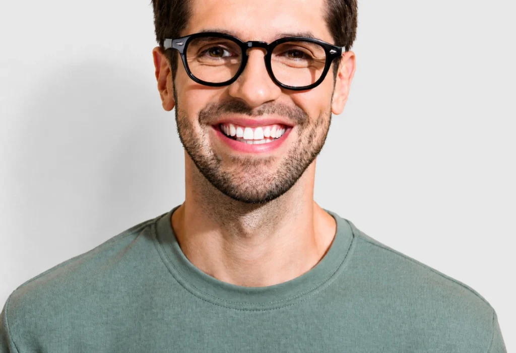 Homme souriant avec des dents blanches après un éclaircissement dentaire