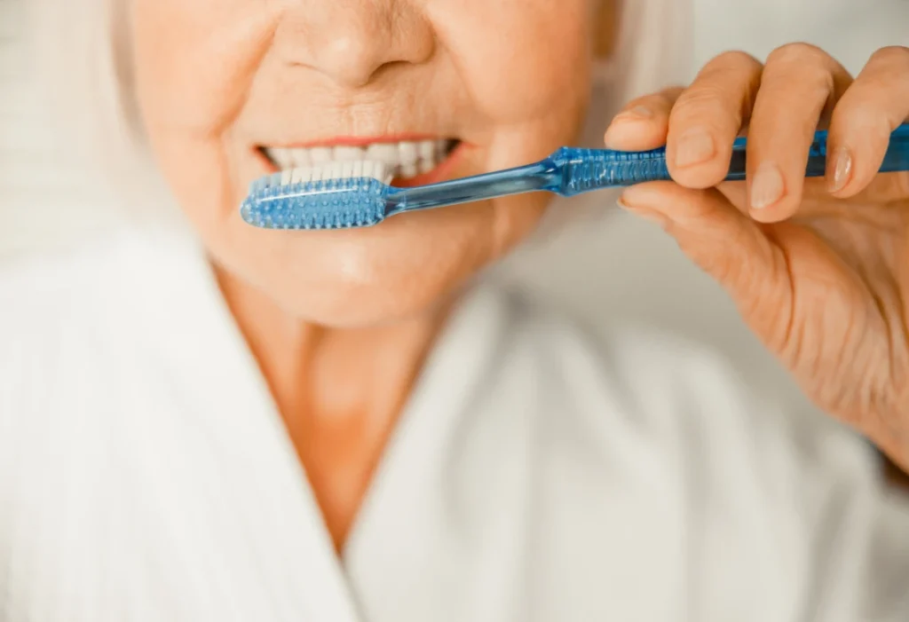 Brossage des dents en douceur pendant la phase de cicatrisation après une greffe osseuse