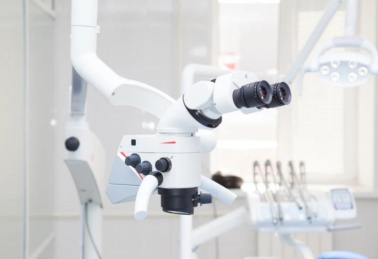 Microscope opératoire utilisé pour la précision en chirurgie endodontique