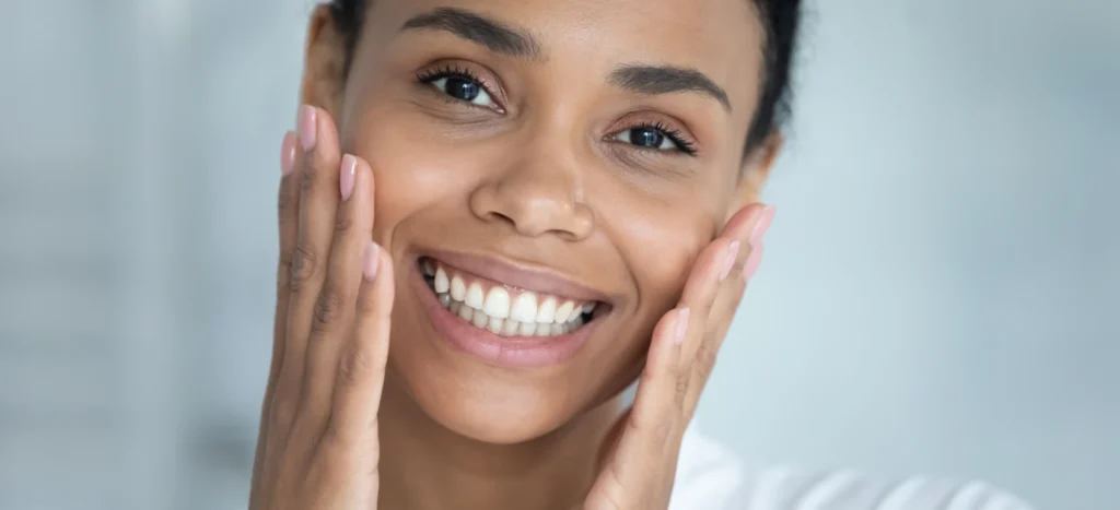 Femme souriante après un traitement du dechaussement dentaire