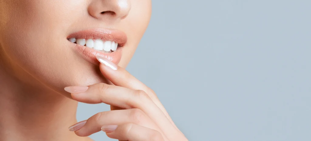 Gros plan sur un sourire aux dents blanches après un éclaircissement dentaire